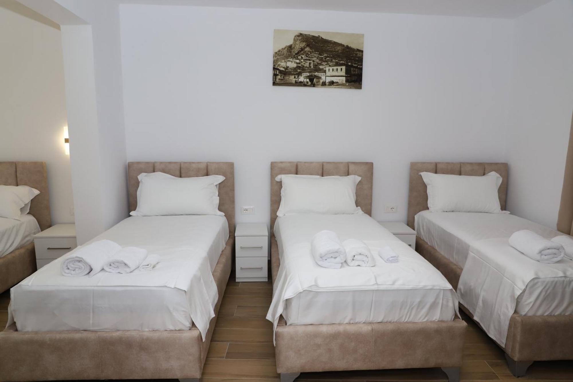 Guest House Esanbja Берат Екстериор снимка
