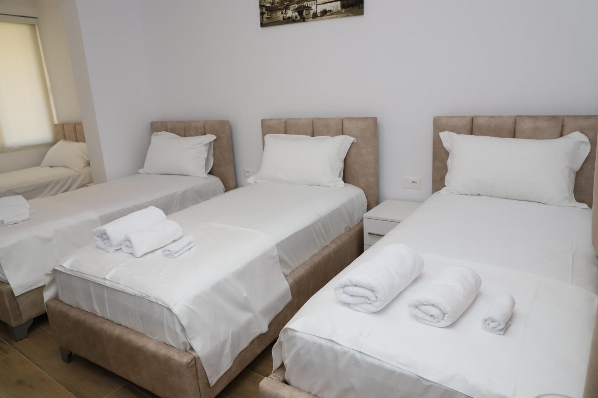 Guest House Esanbja Берат Екстериор снимка