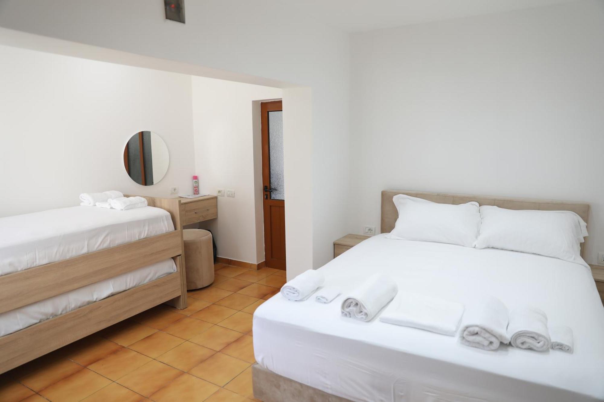 Guest House Esanbja Берат Екстериор снимка